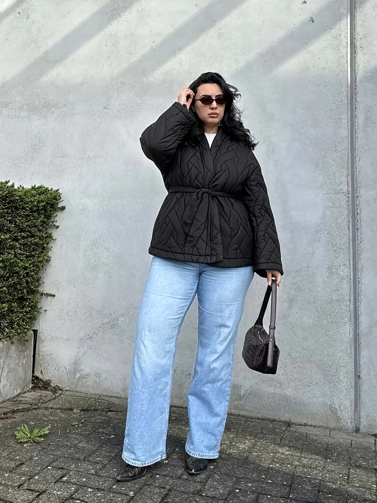 Veste grande taille, coupe ample, ceinture assortie, poches pratiques, gros plan