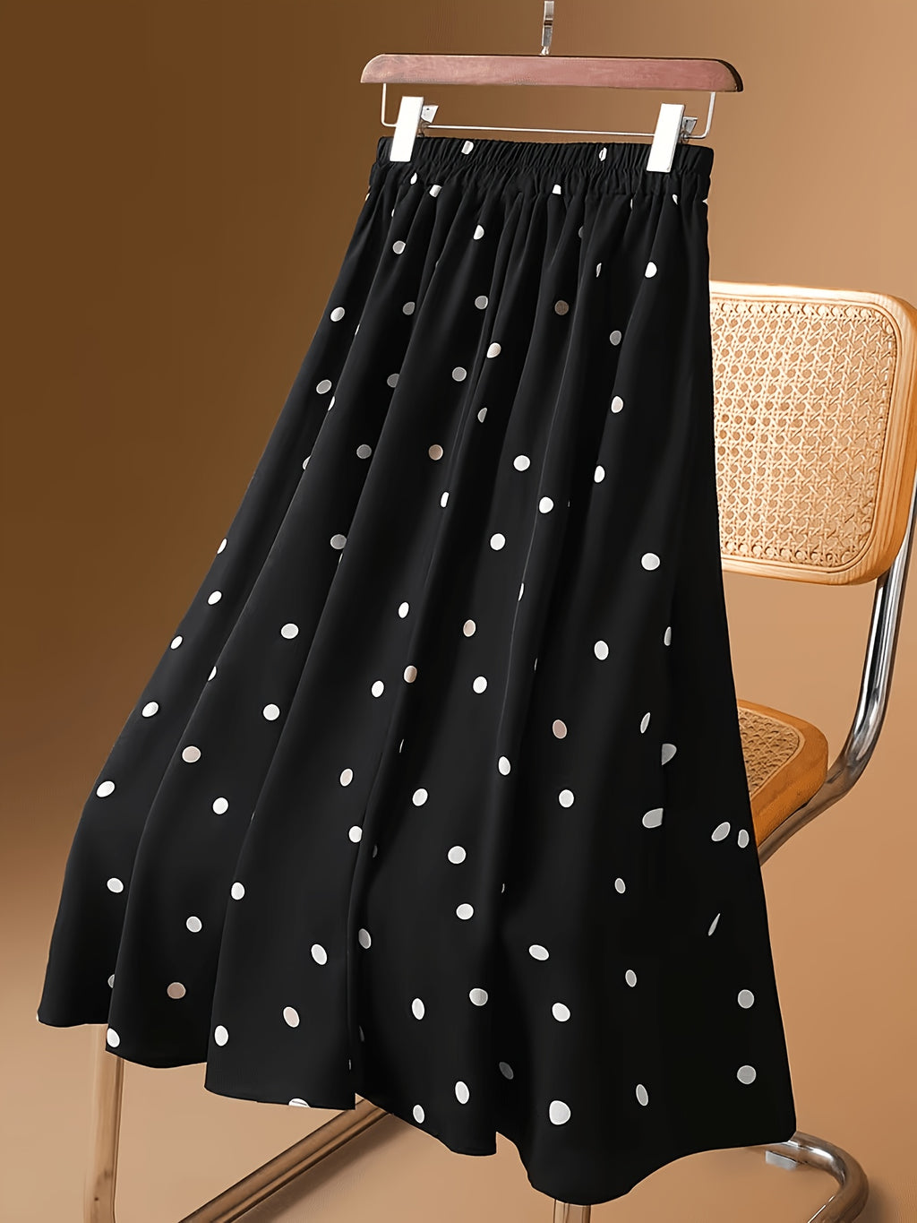 Jupe grande taille à pois, coupe évasée, allure élégante, détail du tissu