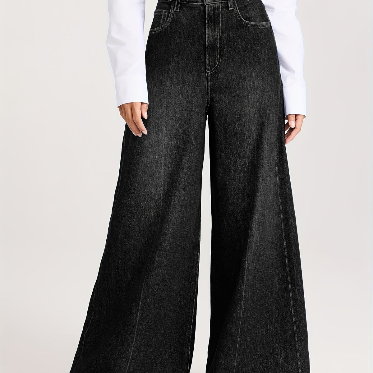 Pantalon grande taille, coupe évasée, délavage doux, tenue franche Image