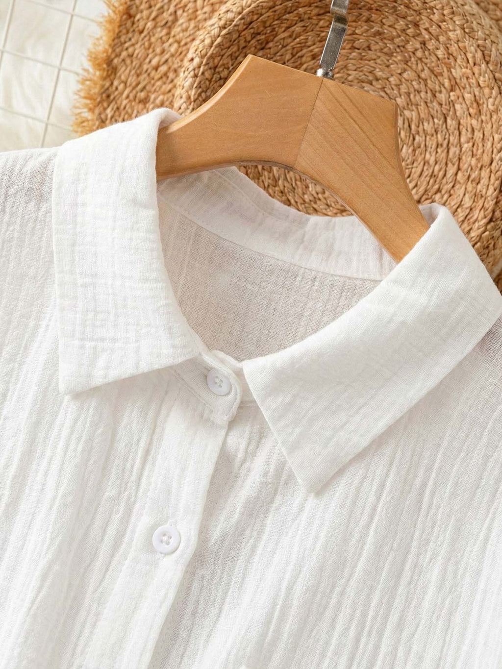 Chemise grande taille, coupe oversize, manches courtes, toucher naturel, porté de face