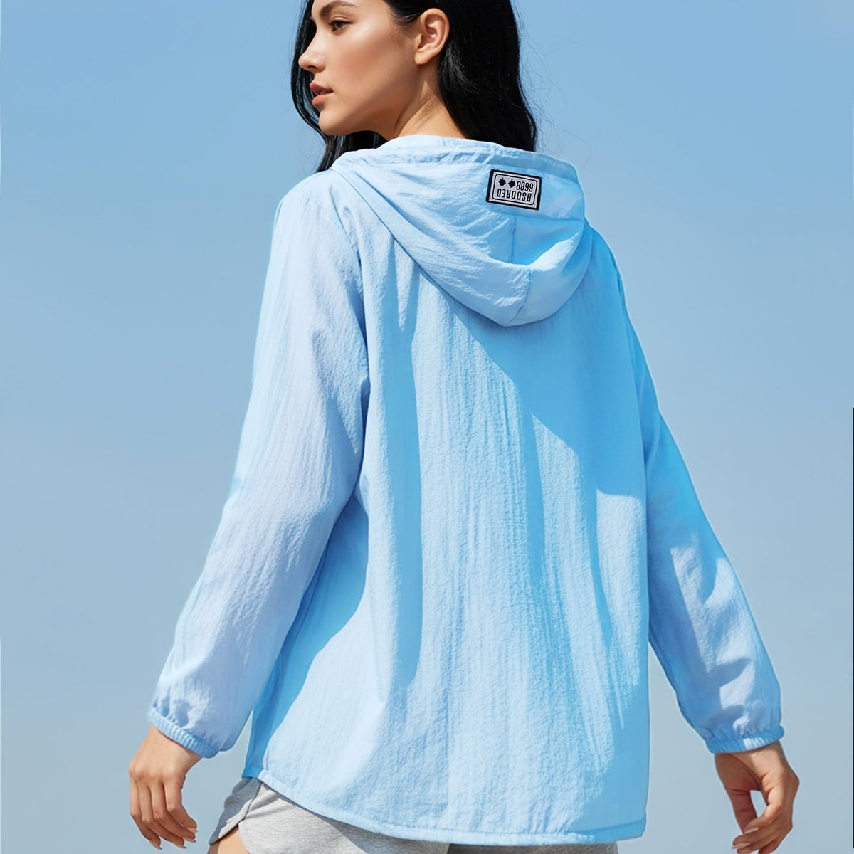 Veste grande taille, coupe ample, capuche, tissu léger, détail du tissu