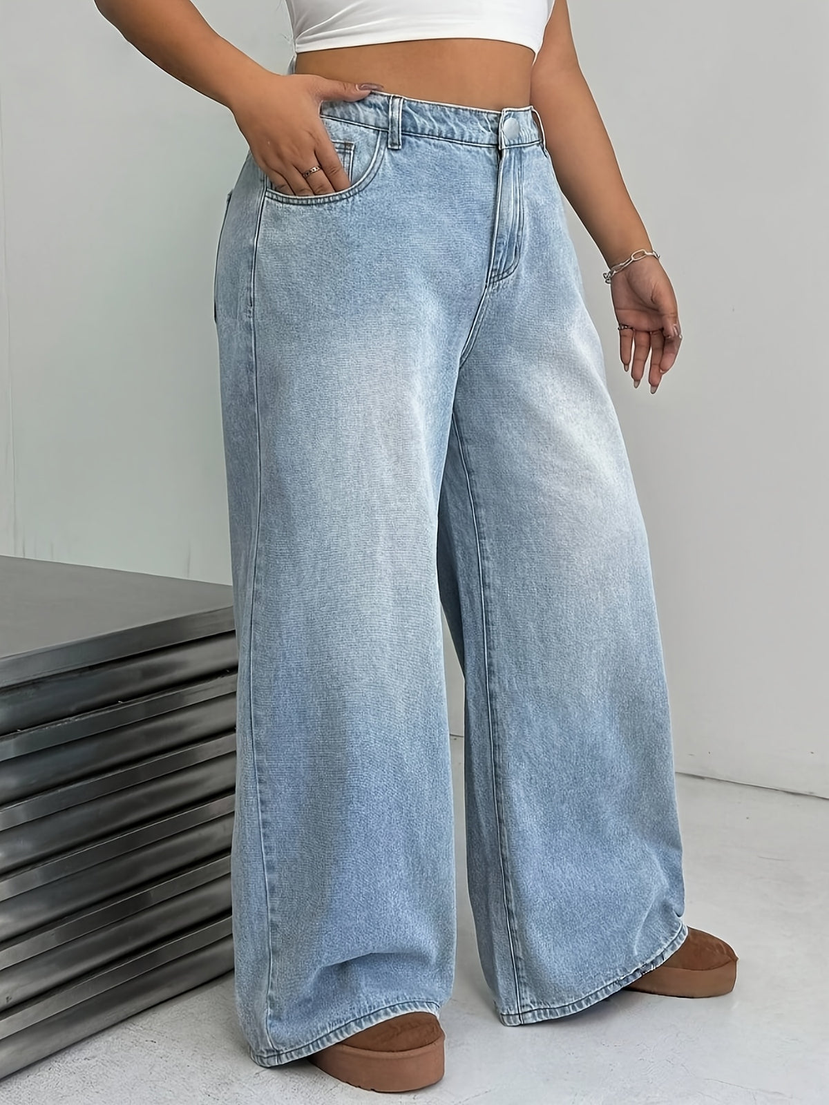 Jean grande taille, coupe oversize, délavage doux, poches pratiques, porté de face