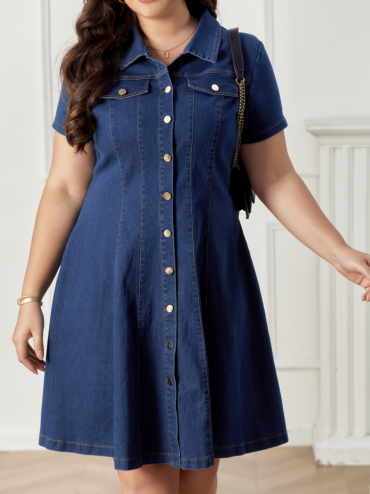 Robe grande taille, boutonnage, tenue franche, porté de face