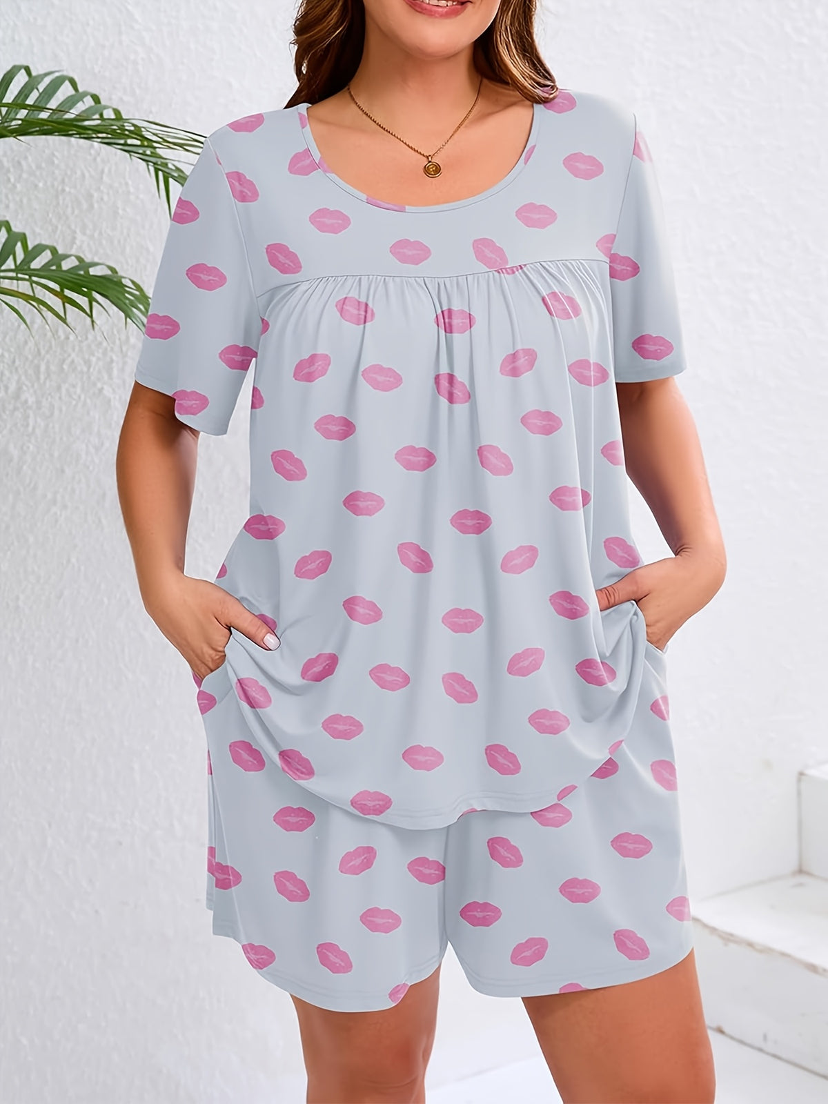Pyjama grande taille à imprimé fleuri, manches courtes, porté de face