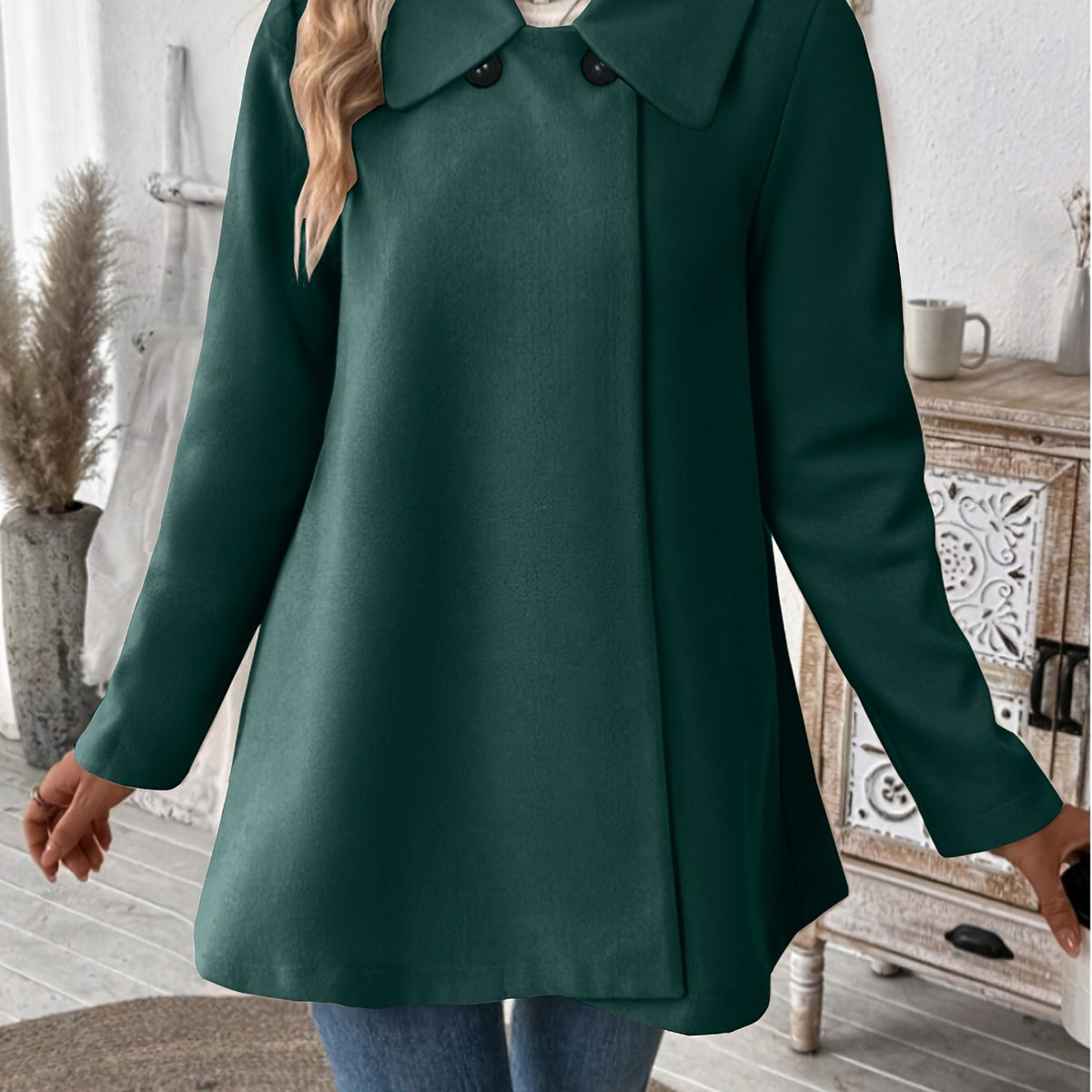 Manteau grande taille, col à revers, boutonnage, manches longues, porté de face