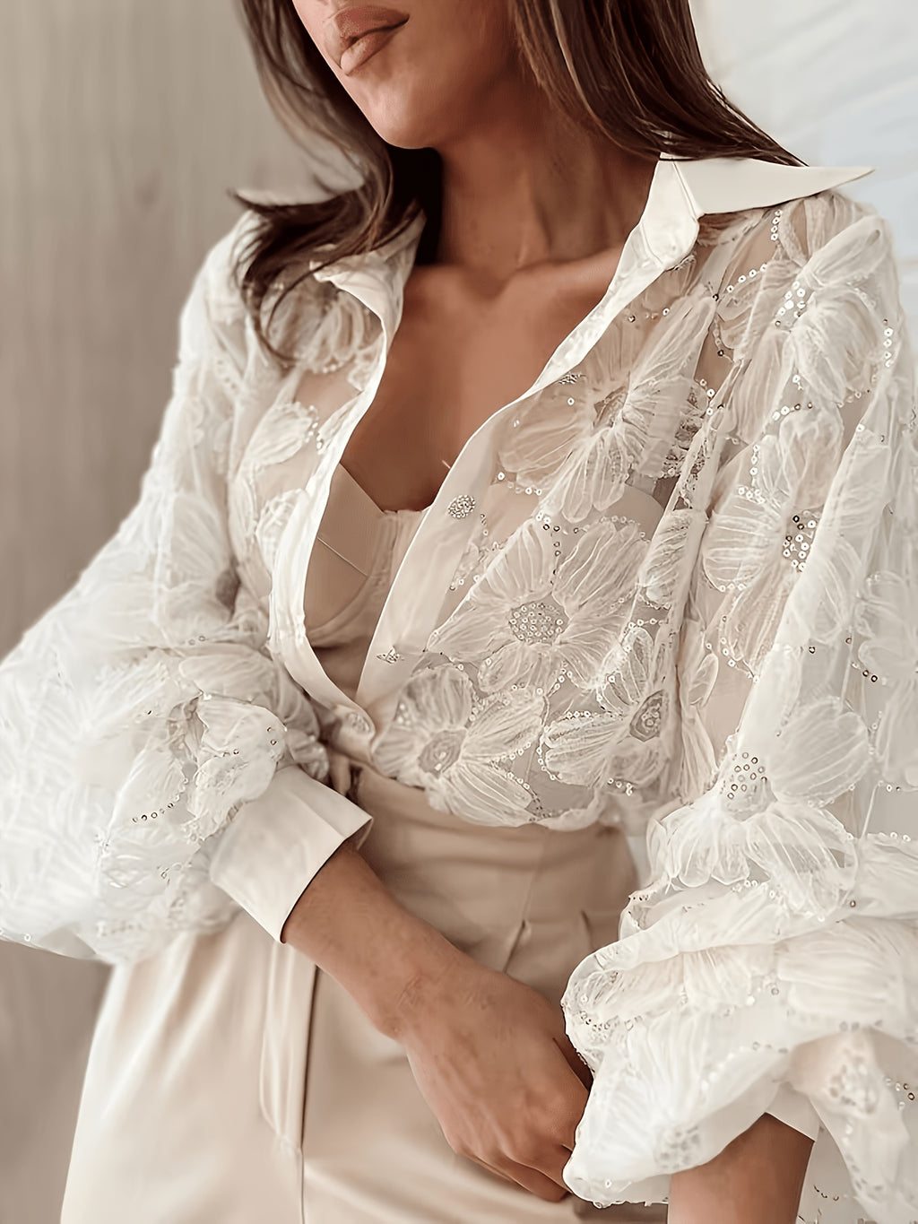 Chemise grande taille à paillettes, manches longues, détail du tissu