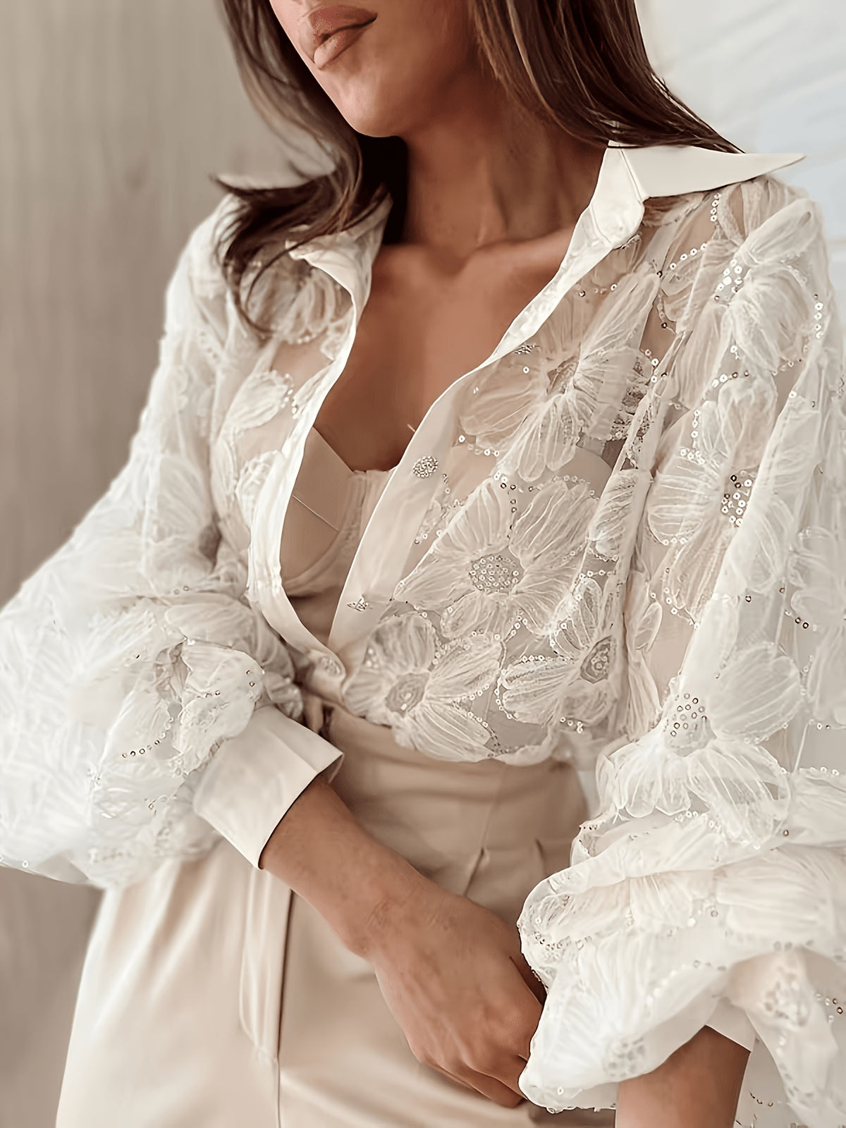 Chemise grande taille à paillettes, manches longues, détail du tissu