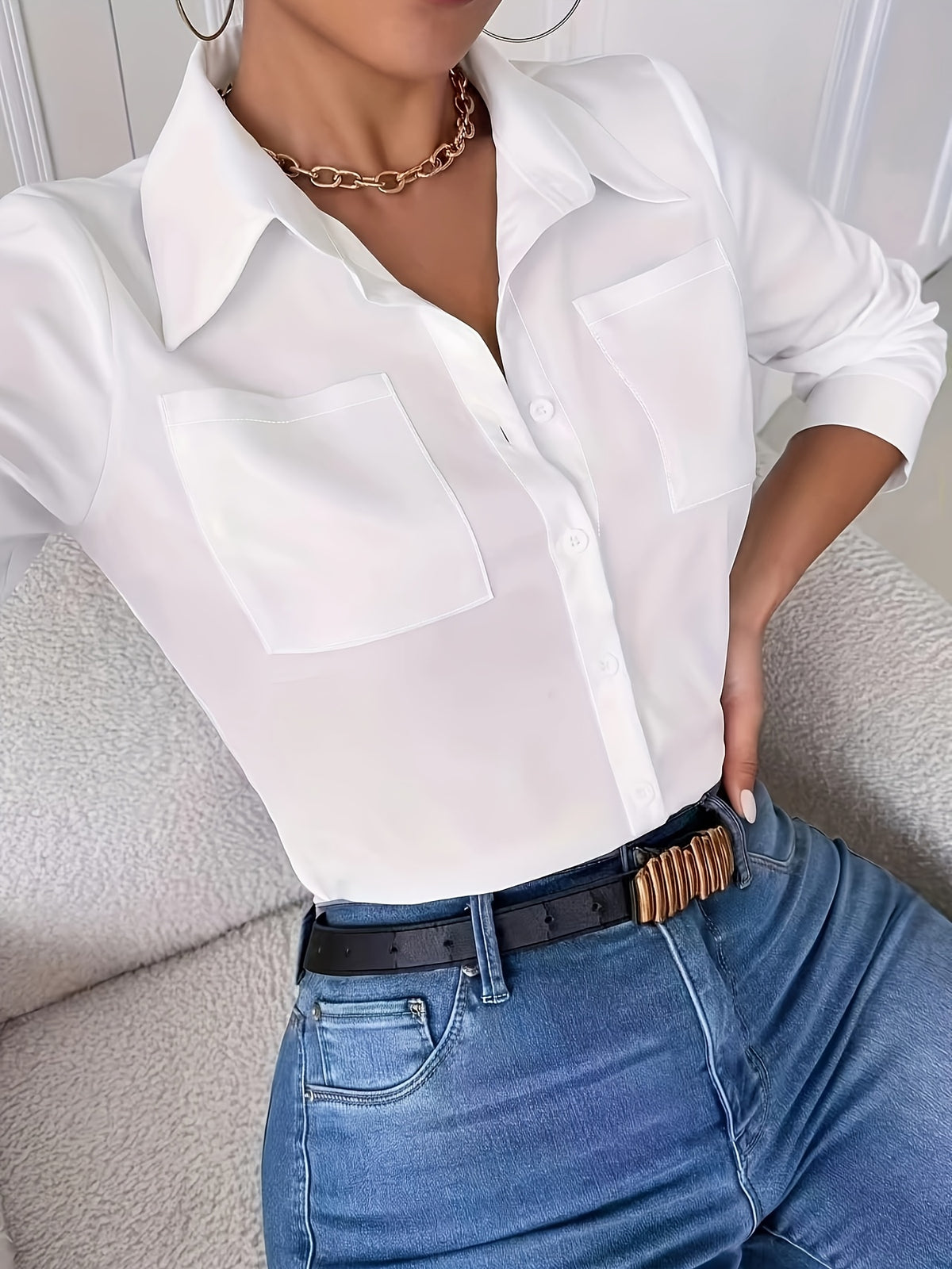 Chemise grande taille à broderies, manches longues, détail du col