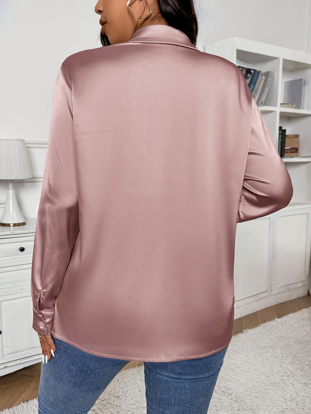 Chemise grande taille en satin, col V, tombé fluide, détail du tissu