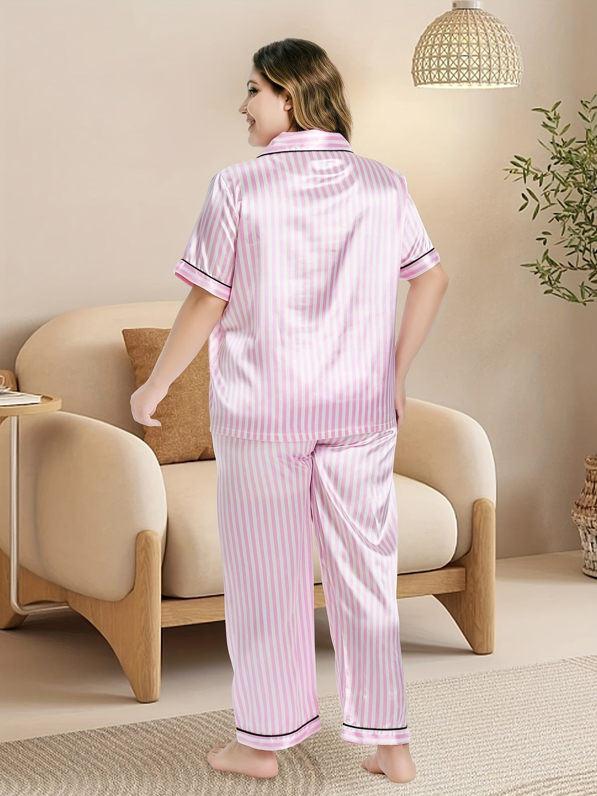 Pyjama grande taille en satin à rayures, manches courtes, tombé fluide, porté de face