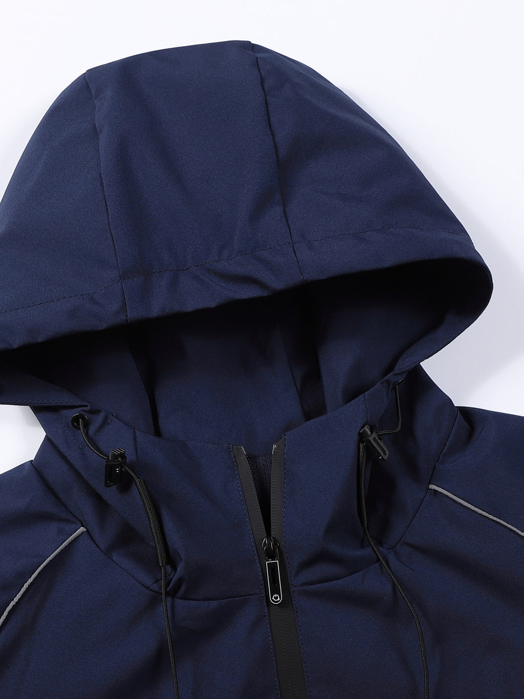 Veste grande taille, cordon de serrage, capuche, détail du col