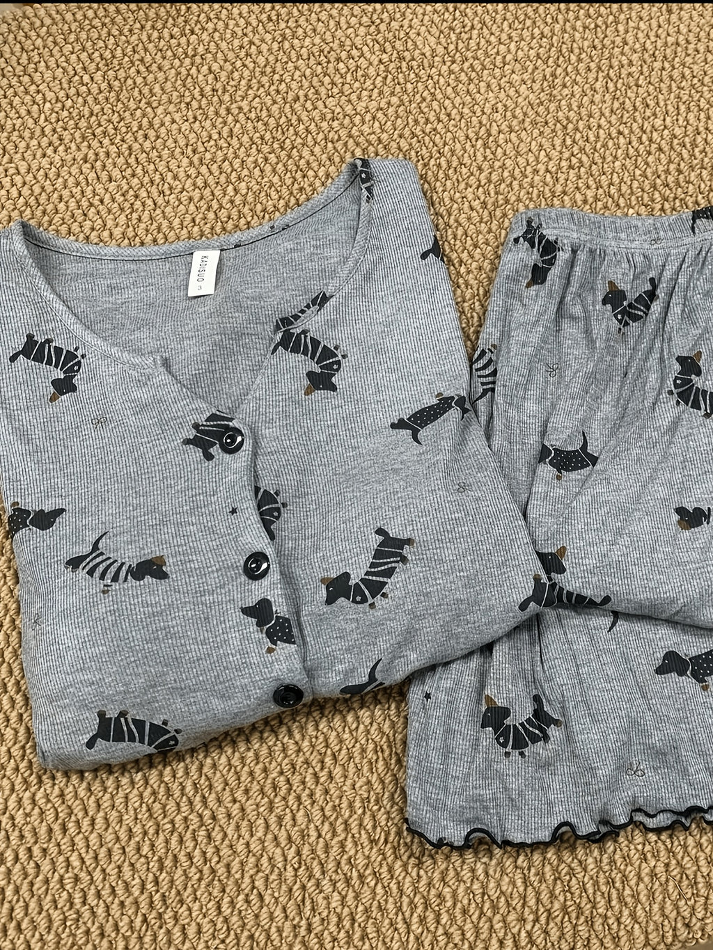 Pyjama grande taille, manches courtes, tombé fluide, tissu léger, détail du tissu