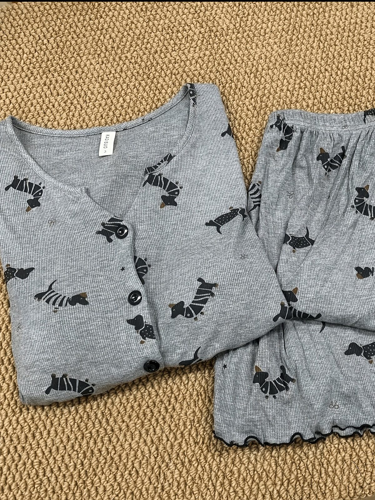 Pyjama grande taille, manches courtes, tombé fluide, tissu léger, détail du tissu