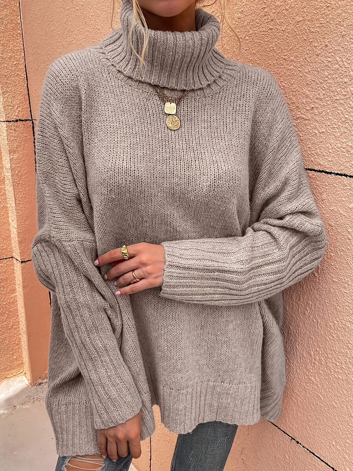 Pull grande taille, coupe oversize, col roulé, maille côtelée, mise en situation