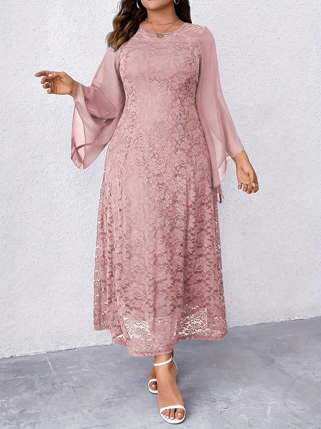 Robe en dentelle grande taille — Mi-longue à manches voile