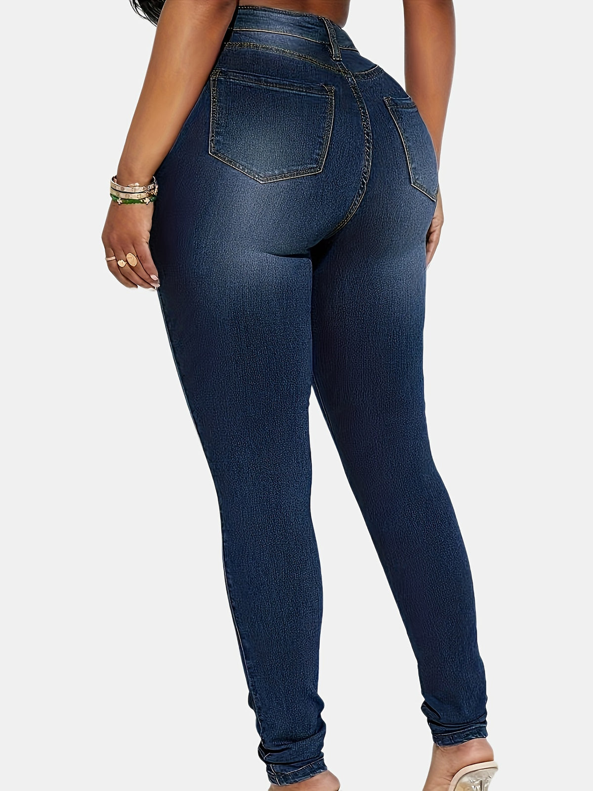 Jean grande taille, tombé fluide, délavage, porté de face
