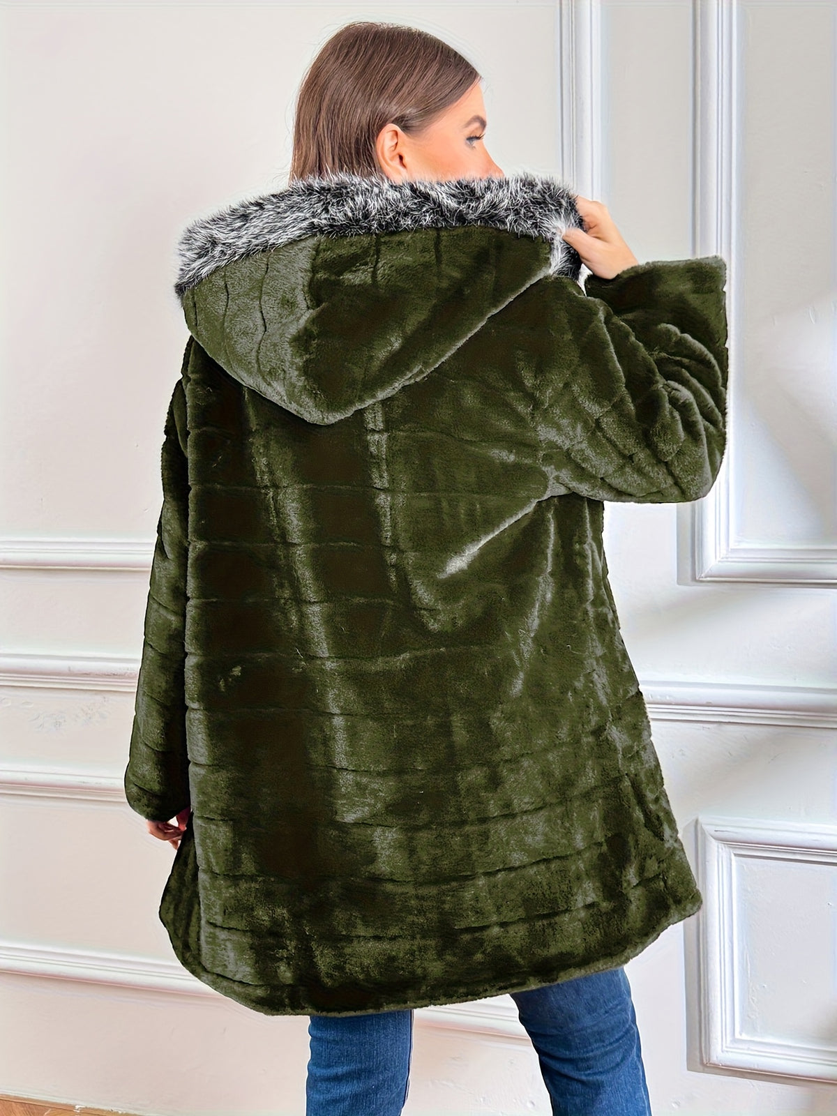 Manteau grande taille, capuche, poches pratiques, chaleur d'hiver, mise en situation