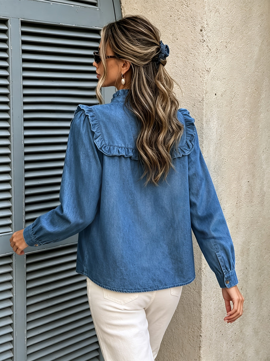 Chemise grande taille, coupe ample, manches longues, tenue franche, vu de dos