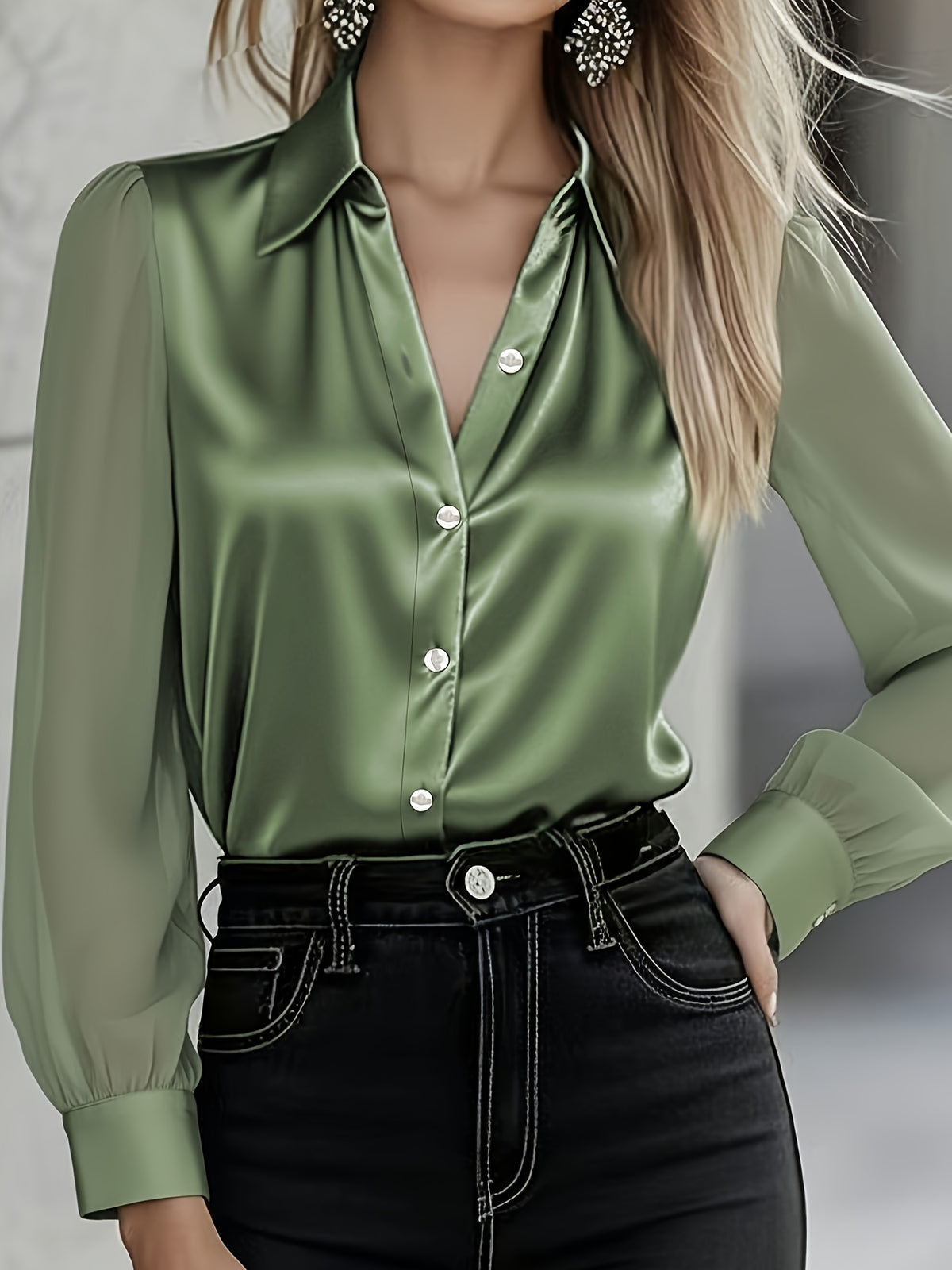 Chemise grande taille en satin, boutonnage, tombé fluide, porté de face