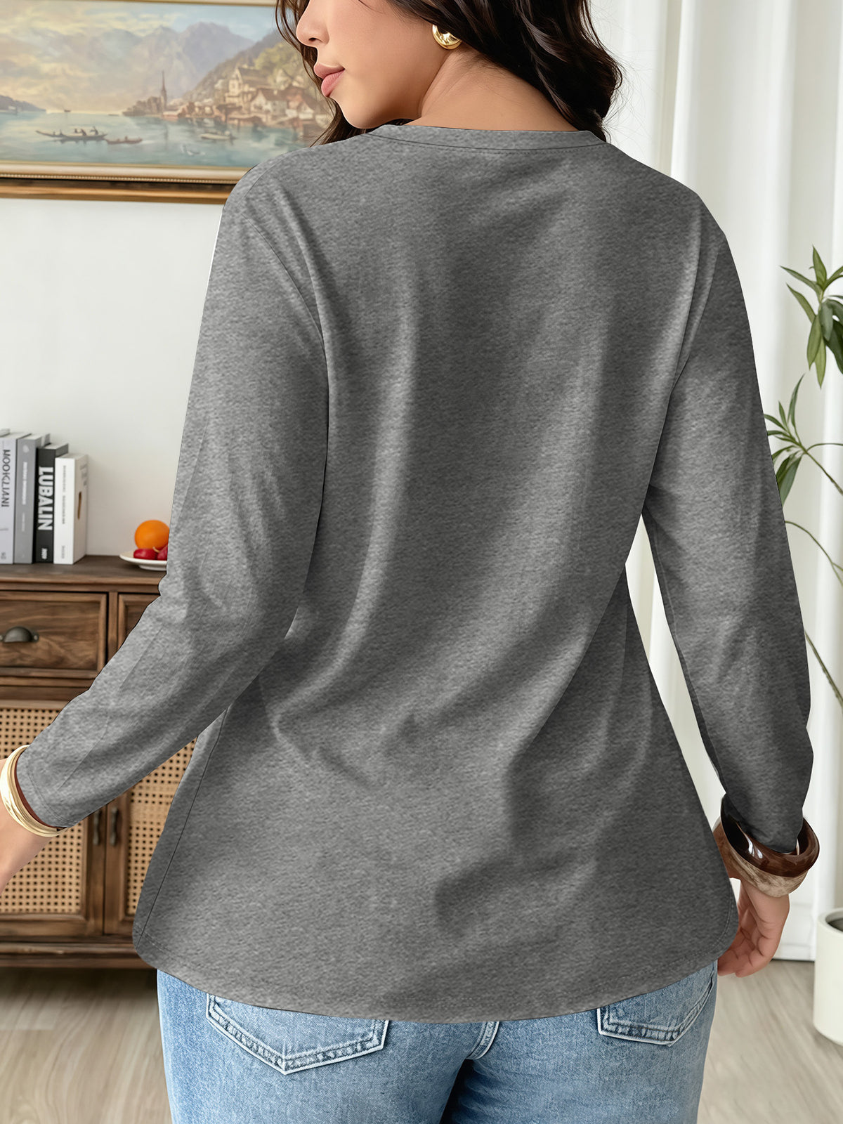Top grande taille, coupe ample, manches longues, vue de profil