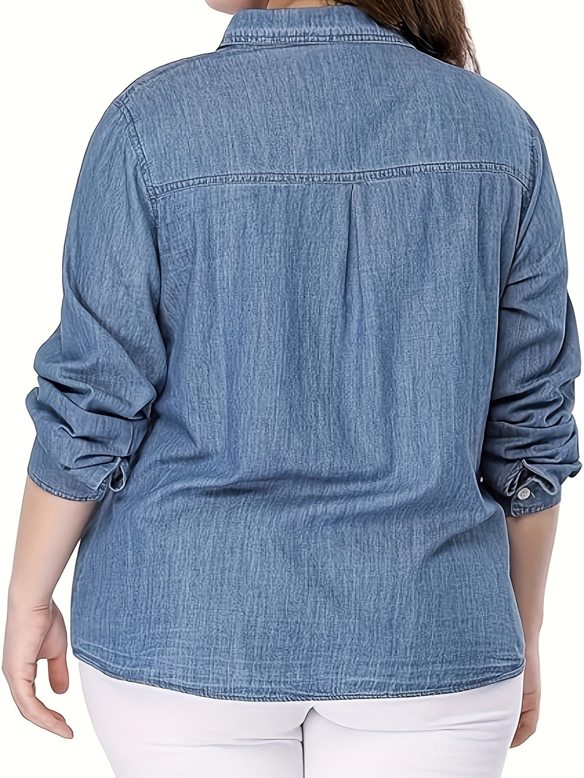 Chemise grande taille, col à revers, poches plaquées, manches longues, porté de face
