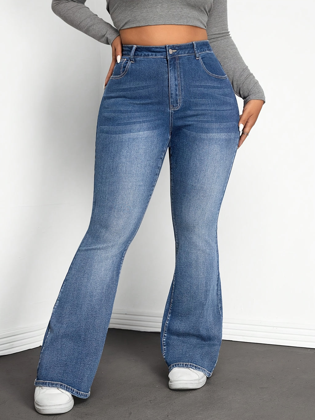 Jean grande taille, coupe évasée, tenue franche, effet gainant, porté de face