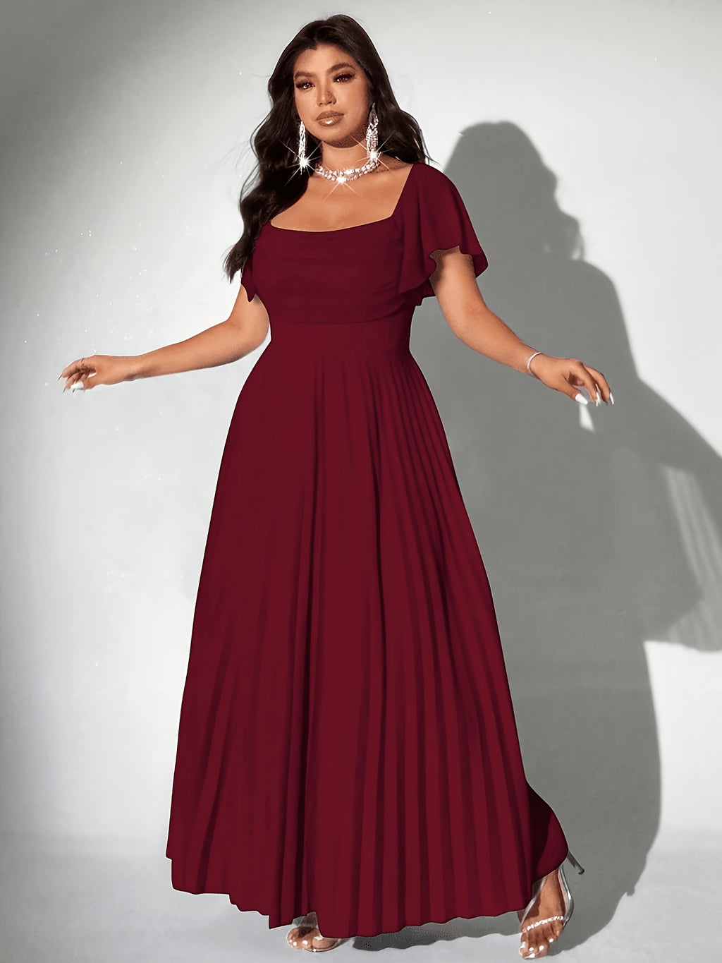 Robe d'invitée grande taille — Col carré et jupe plissée