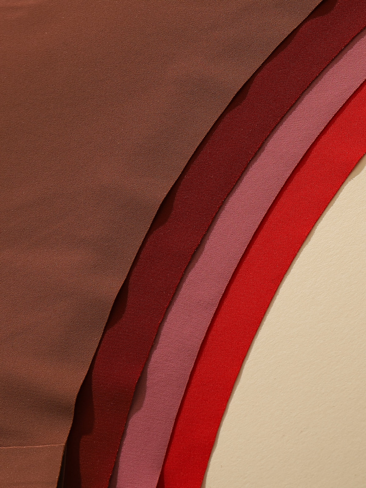 Culotte grande taille, allure élégante, détail du tissu