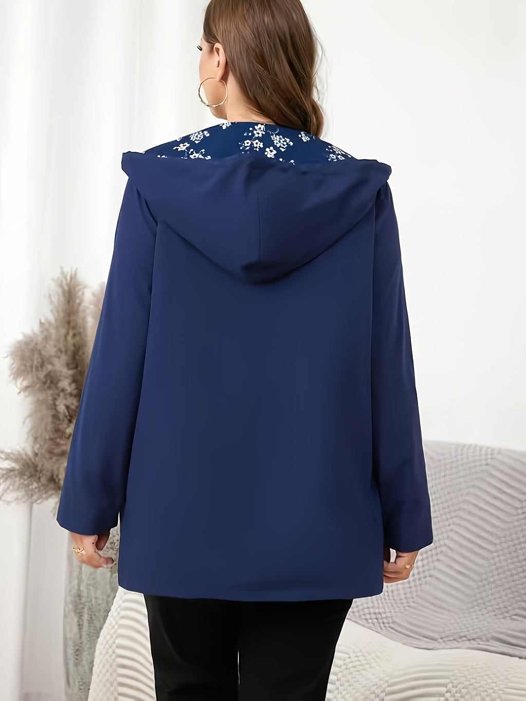 Trench grande taille, coupe ample, capuche, mise en situation
