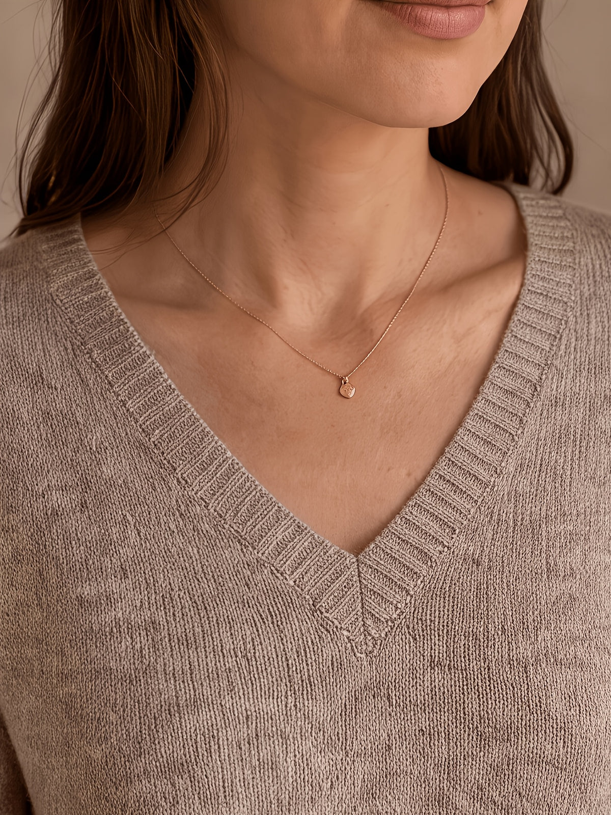 Pull grande taille en laine, coupe ample, manches longues, tenue chaude, détail du tissu