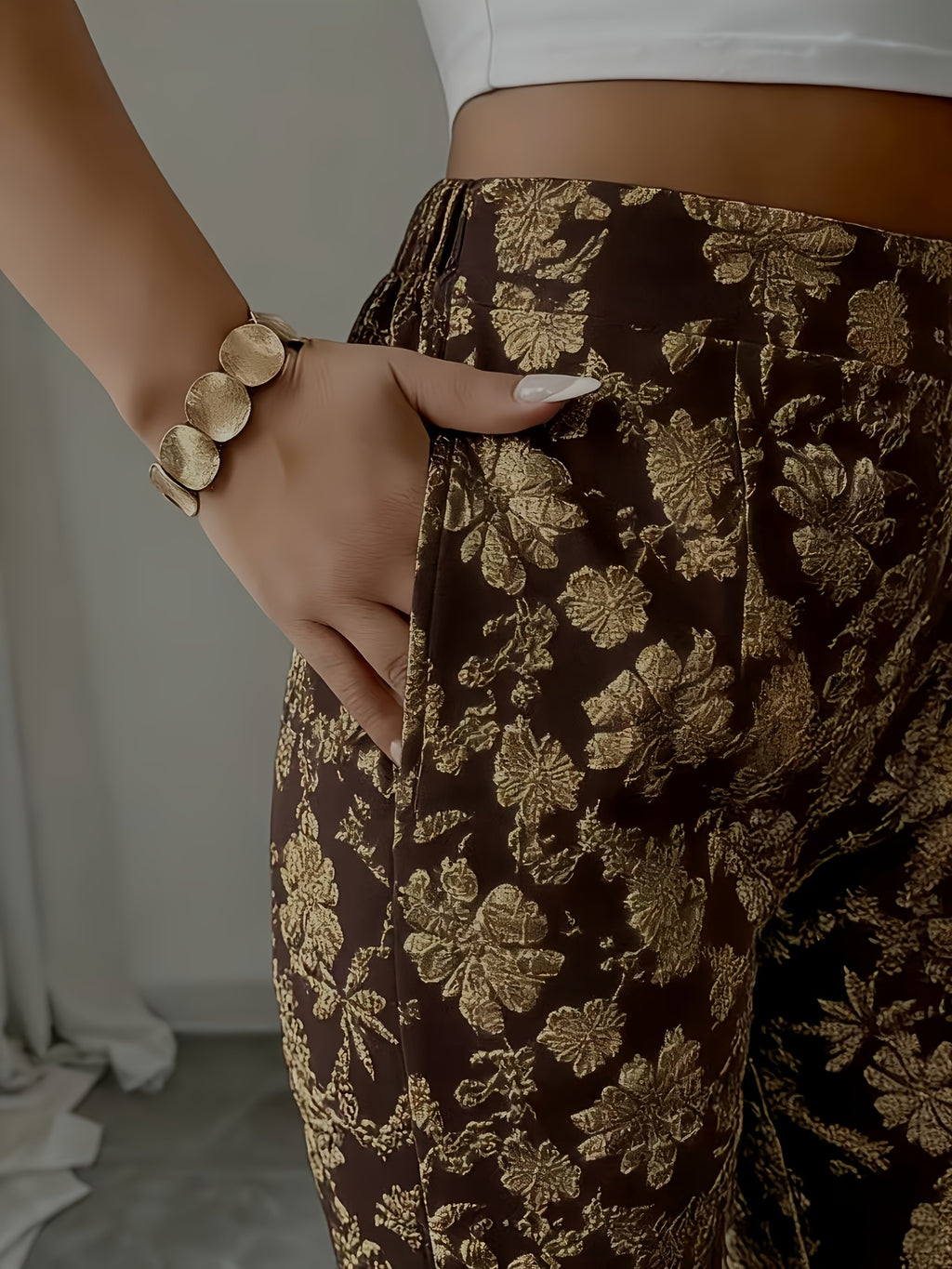Pantalon grande taille, coupe évasée, poches plaquées, allure élégante, vu de dos