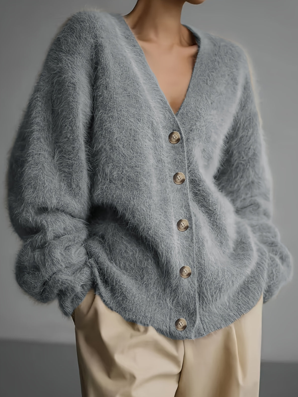 Cardigan grande taille, coupe oversize, boutonnage, manches longues, vue de profil