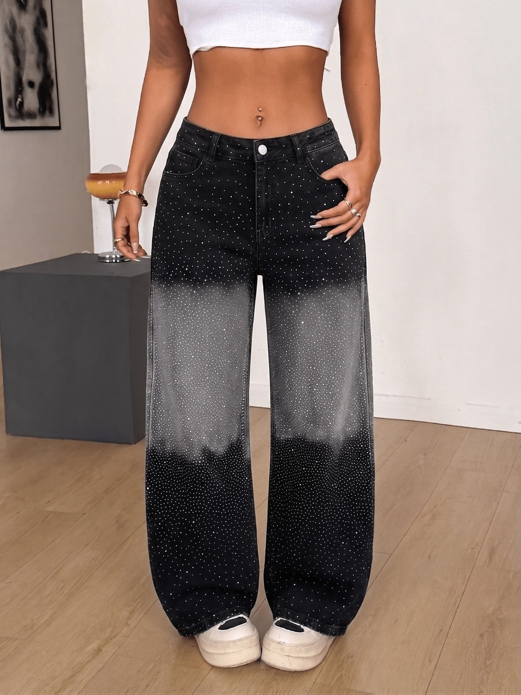 Pantalon grande taille, coupe oversize, strass, tenue franche, détail du tissu