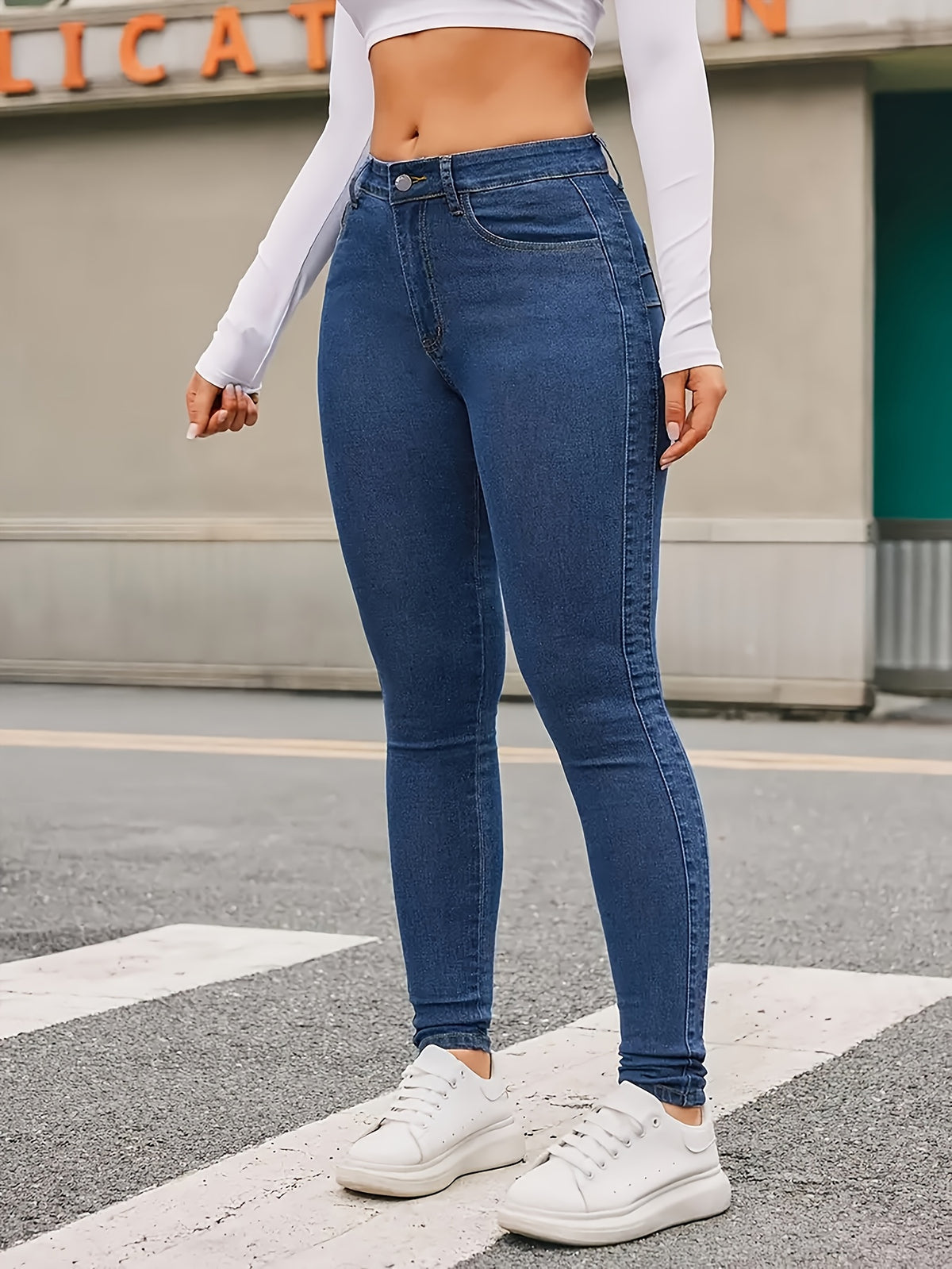 Pantalon grande taille, coupe oversize, fermeture zippée, tombé fluide — composition : 67.5% Viscose, 30.5% Polyester, 2% Élasthanne