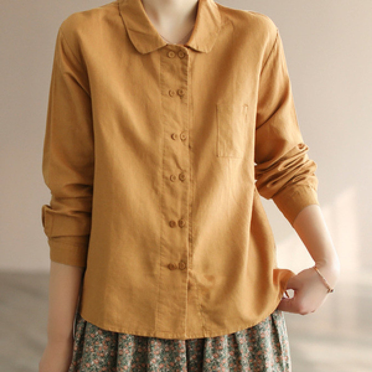 Chemise grande taille en lin, coupe ample, manches longues, tenue souple, porté de face