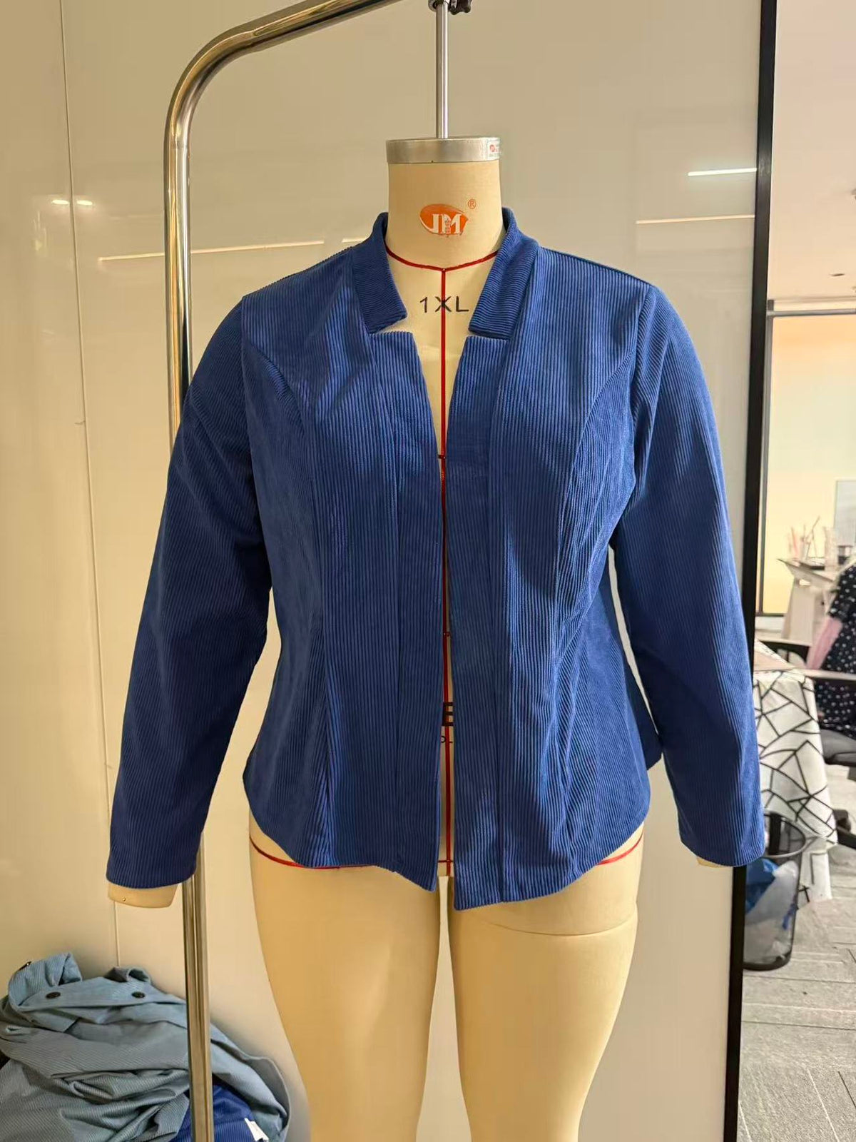 Veste grande taille en velours côtelé, vu de dos