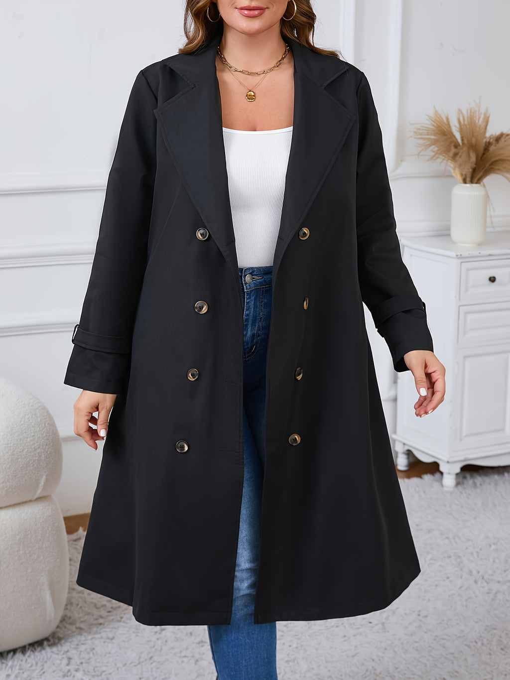 Manteau grande taille, coupe longue, col à revers, boutonnage, porté de face