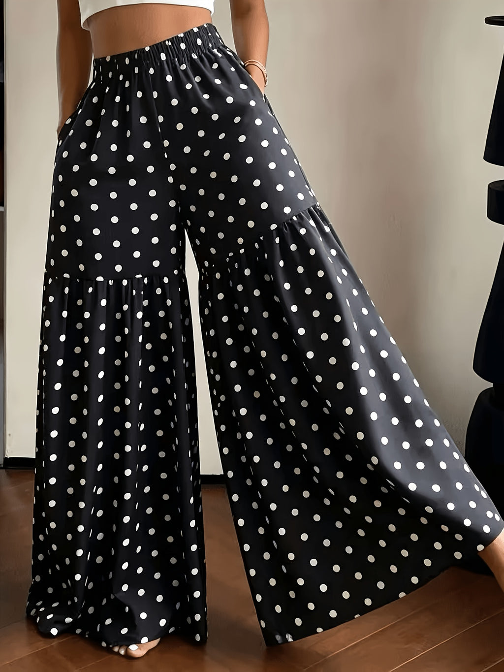 Pantalon grande taille à pois, coupe évasée, poches pratiques, vu de dos