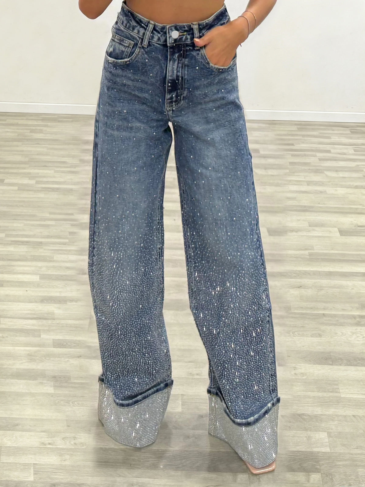 Jean grande taille, coupe évasée, délavage doux, tenue franche