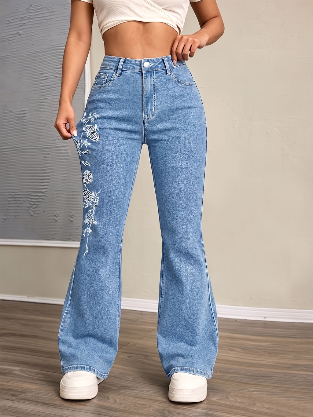 Jean grande taille à broderies, coupe oversize, tombé fluide, vu de dos