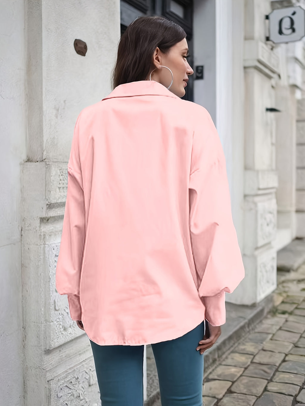 Chemise grande taille, coupe oversize, col à revers, allure élégante, détail du col