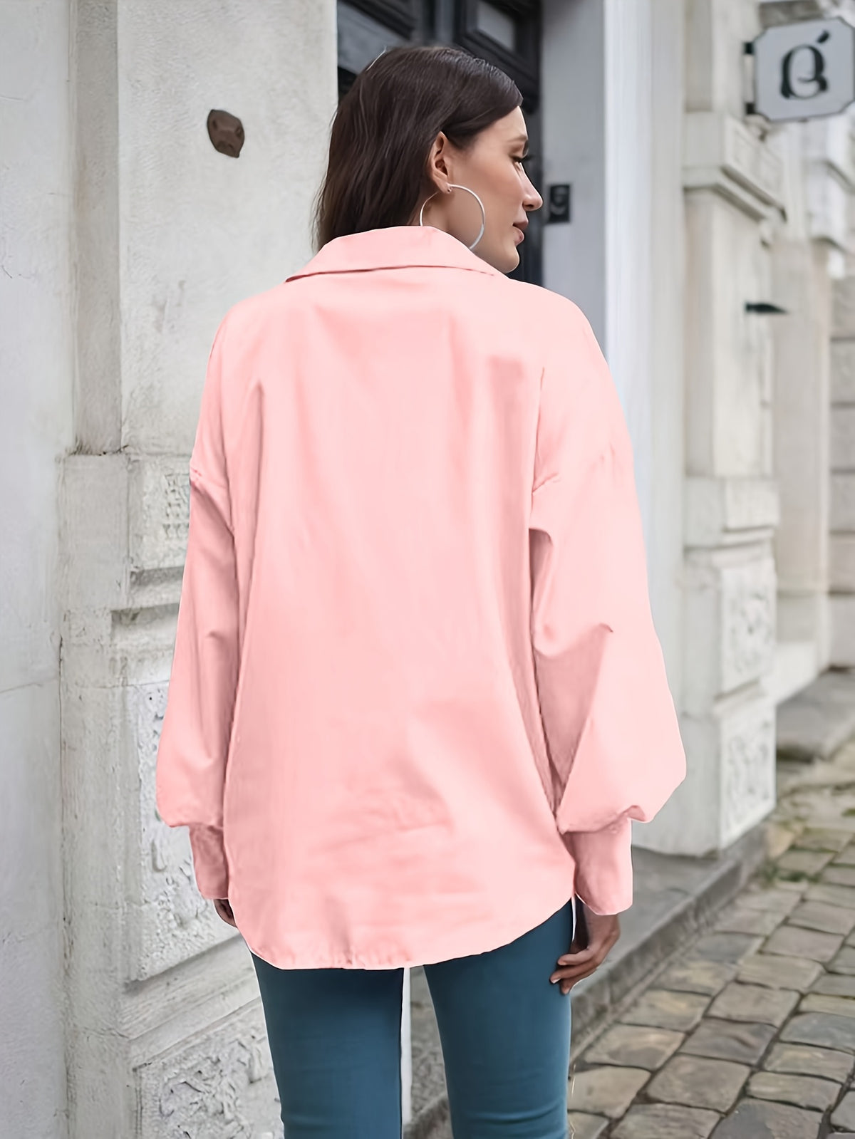 Chemise grande taille, coupe oversize, col à revers, allure élégante, détail du col