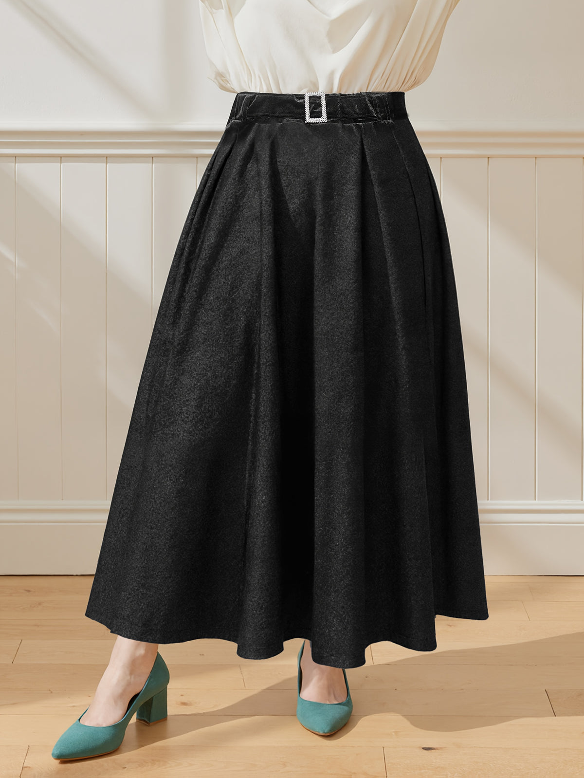 Jupe grande taille en velours, coupe ample, toucher profond, porté de face
