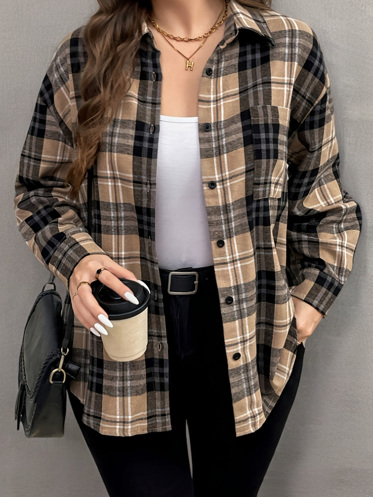 Top grande taille, coupe oversize, col mao, manches longues, détail du tissu