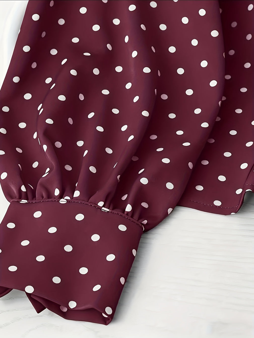 Blouse grande taille à pois, manches longues, gros plan