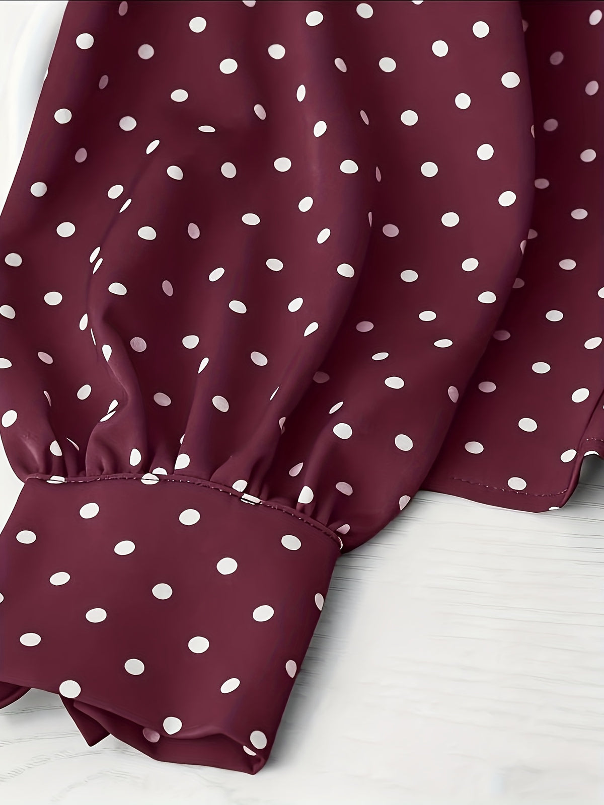 Blouse grande taille à pois, manches longues, gros plan