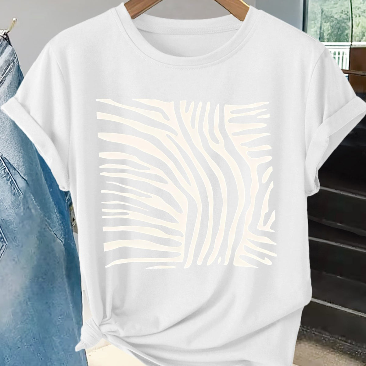 T-shirt grande taille à imprimé zébré, coupe ample, manches courtes, détail du tissu