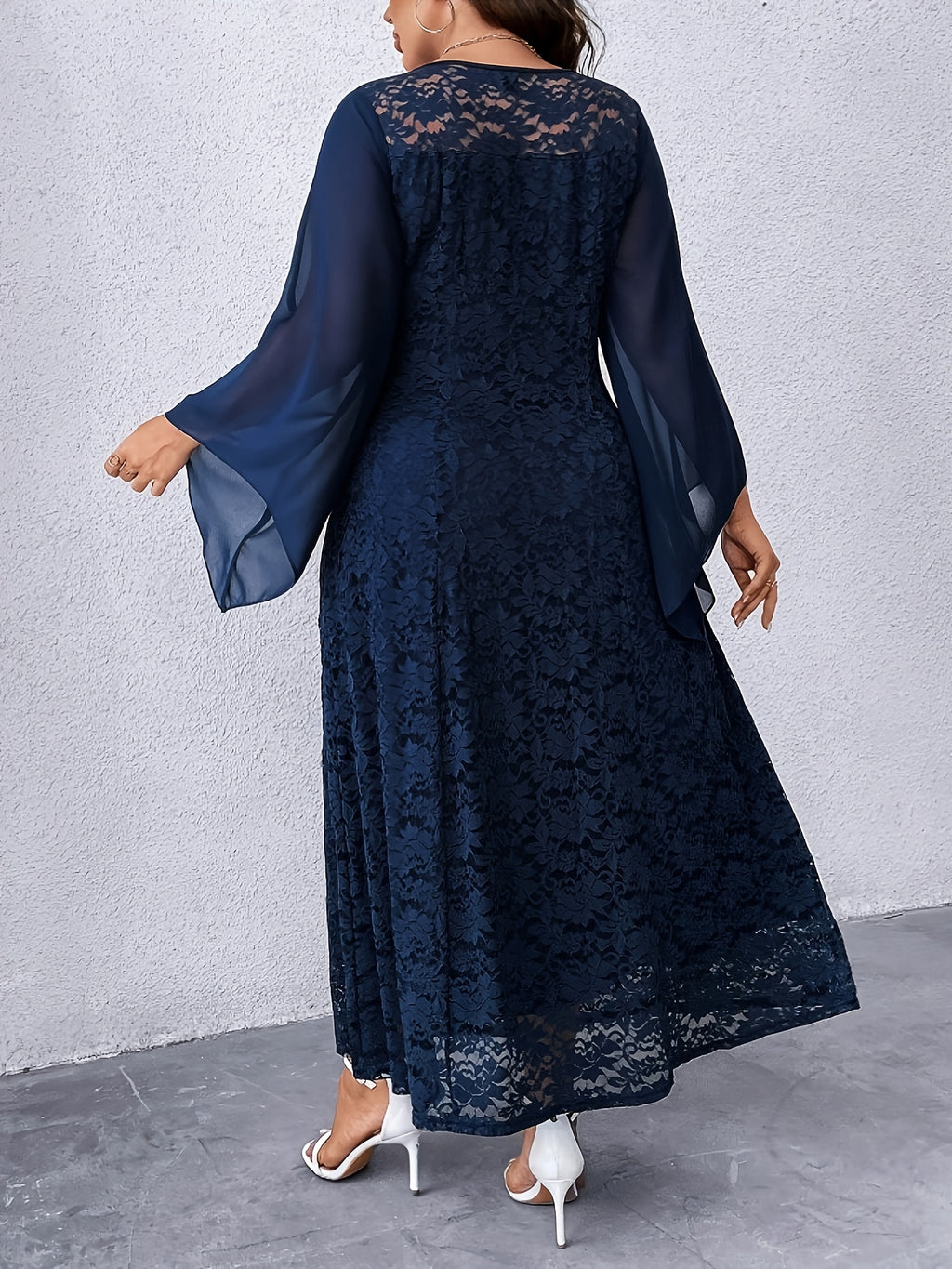 Robe en dentelle grande taille — Mi-longue à manches voile