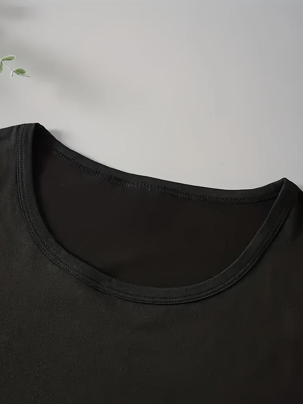 T-shirt grande taille, coupe ample, col rond, manches courtes, détail du tissu