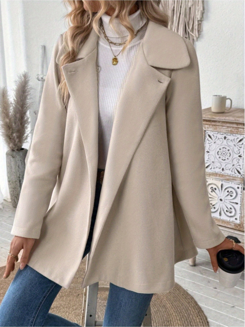 Manteau grande taille, col à revers, boutonnage, manches longues, porté de face